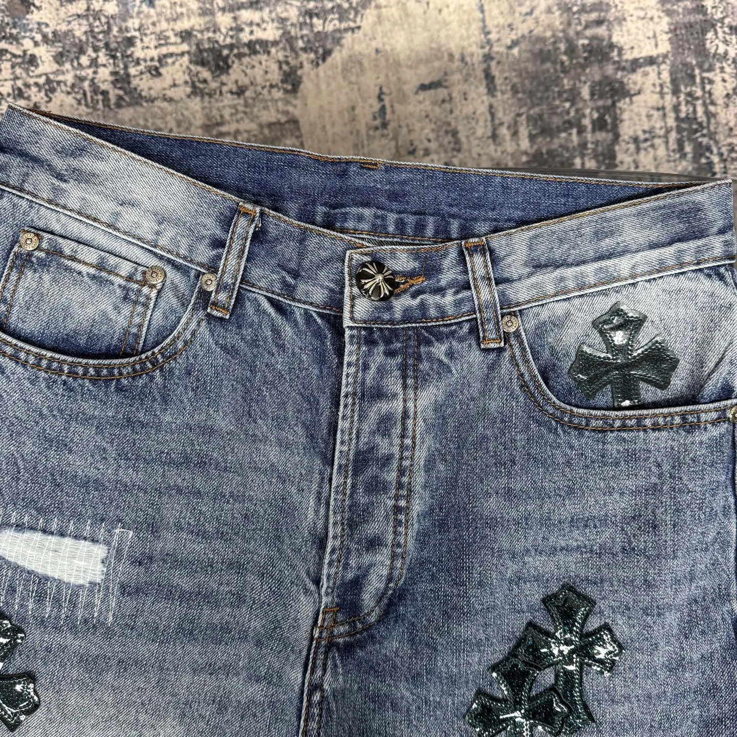 P280 Chromehearts washed blue ripped starry sky leather jeans adopt starry sky theme leather elements, mostly presented in the shape of a cross, with glitter on the leather surface. Unique design, simple and elegant details, exquisite workmanship, the entire trousers are neatly routed, and the details are in place! Ceiling-level jeans, a pair that is hard to find at the counter. About Zangyin, this is an extremely luxurious fashion brand that can also be called the aristocrat of the high street. It has always been an exclusive brand for some hipsters or the rich second generation. It is more luxurious and noble than ordinary high streets. It is more fashionable and individual than luxury brands. Top heavy industry fashion design has always been created in high street luxury style. Speaking of this style, Zangyin family and GU family are definitely the leading representative brands, especially the Zangyin family's creation of high street style. It has really achieved a state-of-the-art effect. The color system of this model is made of unique washed materials. It is already quite eye-catching. It is decorated with pink patchwork cross flowers, which cleverly highlights the charm of the brand. Secondly, this model adopts a classic high-waist cutting design, which highlights the long legs and fashionable temperament of the upper body. The brand is highly recognizable and the slim-fitting configuration is more suitable for daily wear. Personality, fashion, and specification interpretation are all at a glance. Needless to say, materials and craftsmanship. As an excellent craftsman brand, Zangyin’s requirements for details and craftsmanship are really perfect. The washed color of this model has gone through a lot of processes, not to mention the embellishment of the denim appliqués. It is also purely hand-made and sewn. Just like what they believe in, only hand-made things have soul and have the meaning of wearing. A top-notch heavy-duty fashionable denim item. Recommended by both hands. Size: 28/30/32/34/36 Waist: 73/78/83/88/93 Knee: 52/53.5/55/56.5/58 Pants length: 100/102/104/106/108